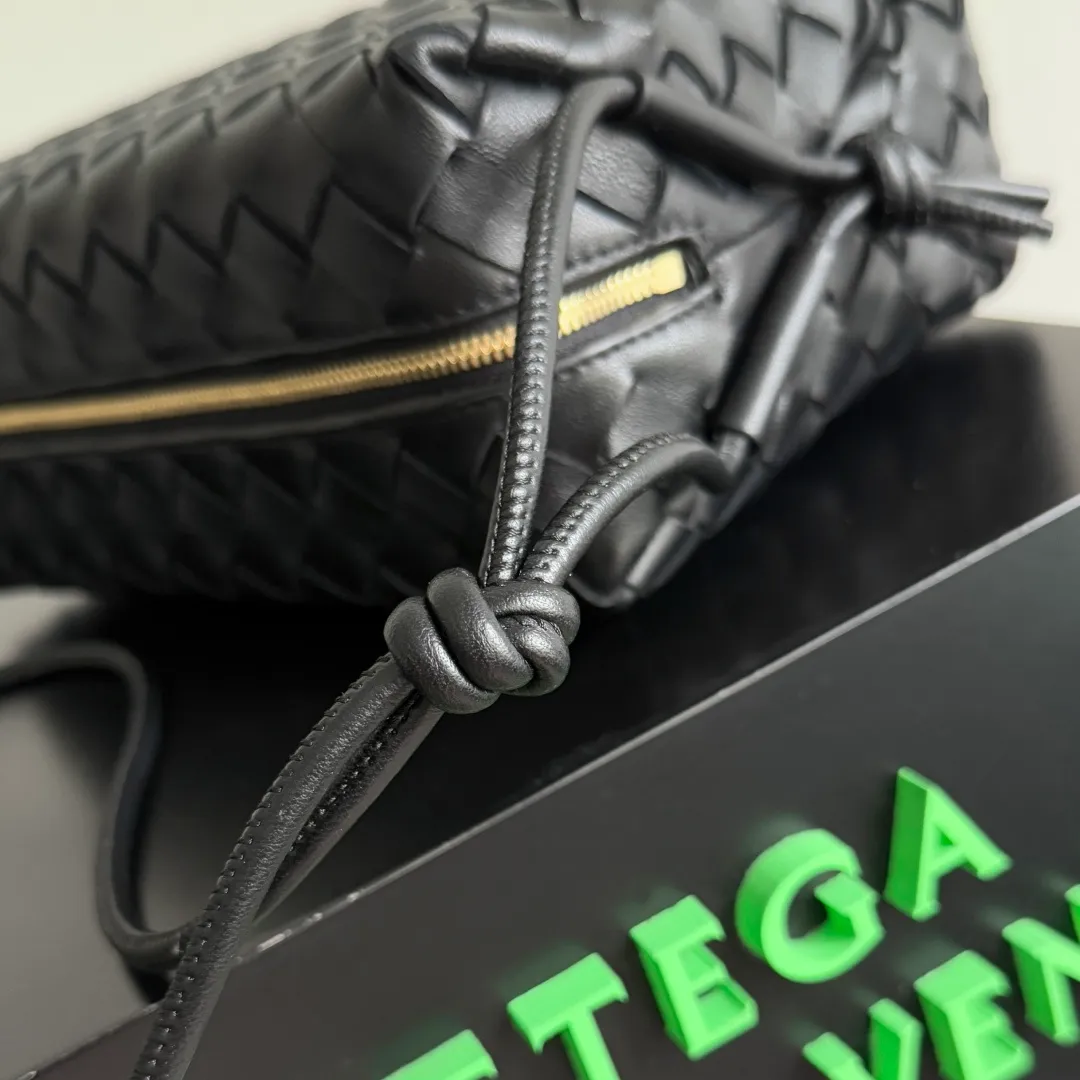 Batch 1260 𝗕𝗼𝘁𝘁𝗲𝗴𝗮 𝗩𝗲𝗻𝗲𝘁𝗮———— The latest version of the loop camera bag💥 at BV’s King of Cost-Effectiveness counter, large woven texture➕As always, ultra-high-quality lambskin, with zippers and adjustable drawstrings, it is especially suitable for the belly💫It can hold anything, and it is very light in weight, suitable for🈴️girls of all ages, size: 22*15*8cm, style number: 680255